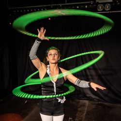 drei Hoops solo; Foto: Ingo Schweiger Gauklerin mit drei Hoops