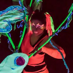 Neonfarbene Dschungel-Dekoration und Make-up