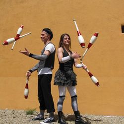 Keulenjonglage Künstler-Duo beim Jonglieren