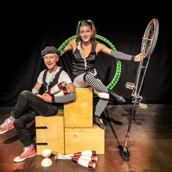 Varieté-Requisiten; Foto: Ingo Schweiger Hochrad, Hoops, Keulen, Diabolo