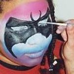 Mädchen wird mit Fledermaus-Motiv geschminkt