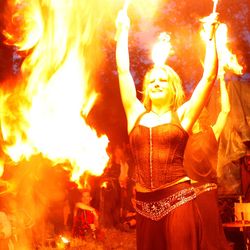 Feuershow-Finale - Foto: fotowut.de Großer Feuereffekt in mittelalterlicher Feuershow