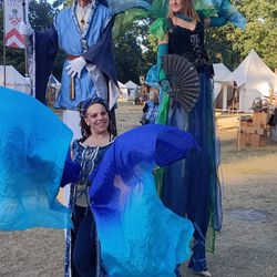 Stelzentrio in blau