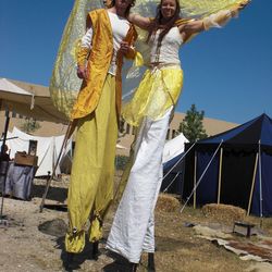 2 Stelzenläuferinnen in gelben Kostümen