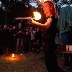 Fackeljonglage - Foto: fotowut.de Mittelalter-Gaukler mit brennender Jonglierfackel
