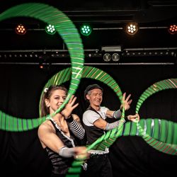 vier Hoops duo; Foto: Ingo Schweiger zwei Gaukler mit vier Hoops