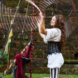 Hoops - Foto: Franz Bauer Artistin mit drei Hula Hoops