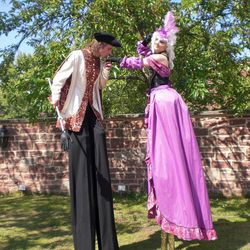 Barockes Paar Zwei Stelzenläufer in Barock-Kostümen