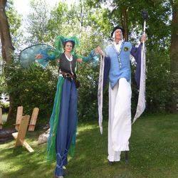 Zwei Stelzenläufer in blauen Kostümen
