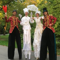 Circus-Style- und weiße Kostüme Vier Stelzenläufer