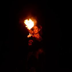 Feuer auf der Haut - Foto: Stefan Kühl Artistin mit kleiner Flamme auf der Handfläche