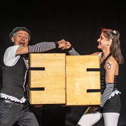 die Kisten-Varieté-Kisten; Foto: Ingo Schweiger zwei Gaukler mit Holzkisten