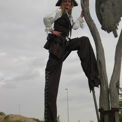 Stelzenläuferin im Piraten-Kostüm