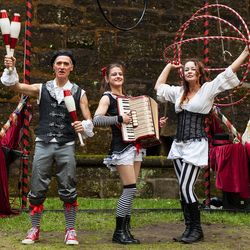 Gauklertruppe - Foto: Franz Bauer Drei Künstler mit Akkordeon, Jonglierkeulen und Hoops