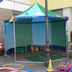 Achteckiges Zelt, grün und blau