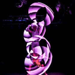 Duo-Akrobatik-Figur Hüftstand mit vier lila Leuchtreifen