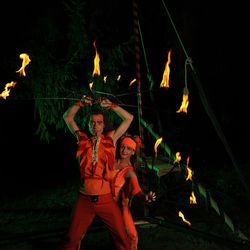 Feuerkobolde - Foto: Christian Horn Zwei Künstler mit Feuerfächern