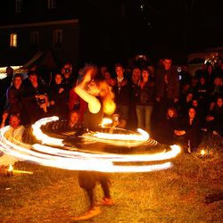 Artistin mit brennendem Hula-Hoop