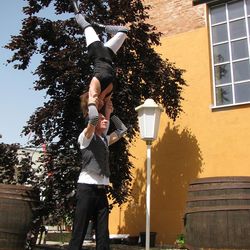Akrobatik Partnerakrobatik: Handstand auf den Schultern