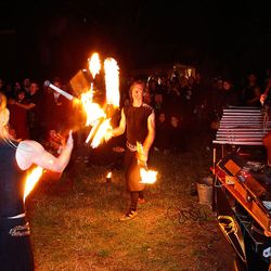 Zwei Jongleure mit sechs brennenden Fackeln