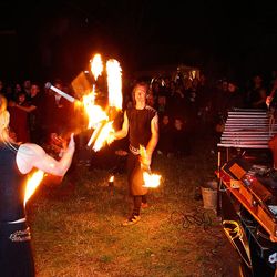 Fackel-Passing - Foto: fotowut.de Zwei Jongleure mit sechs brennenden Fackeln