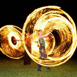 Feuer-Seile Duo - Foto: Christian Horn Zwei Feuerkünsler schwingen brennende Seile