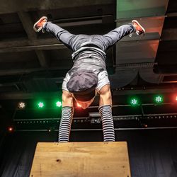 Kistenhandstand; Foto: Ingo Schweiger Handstand auf Holzkiste